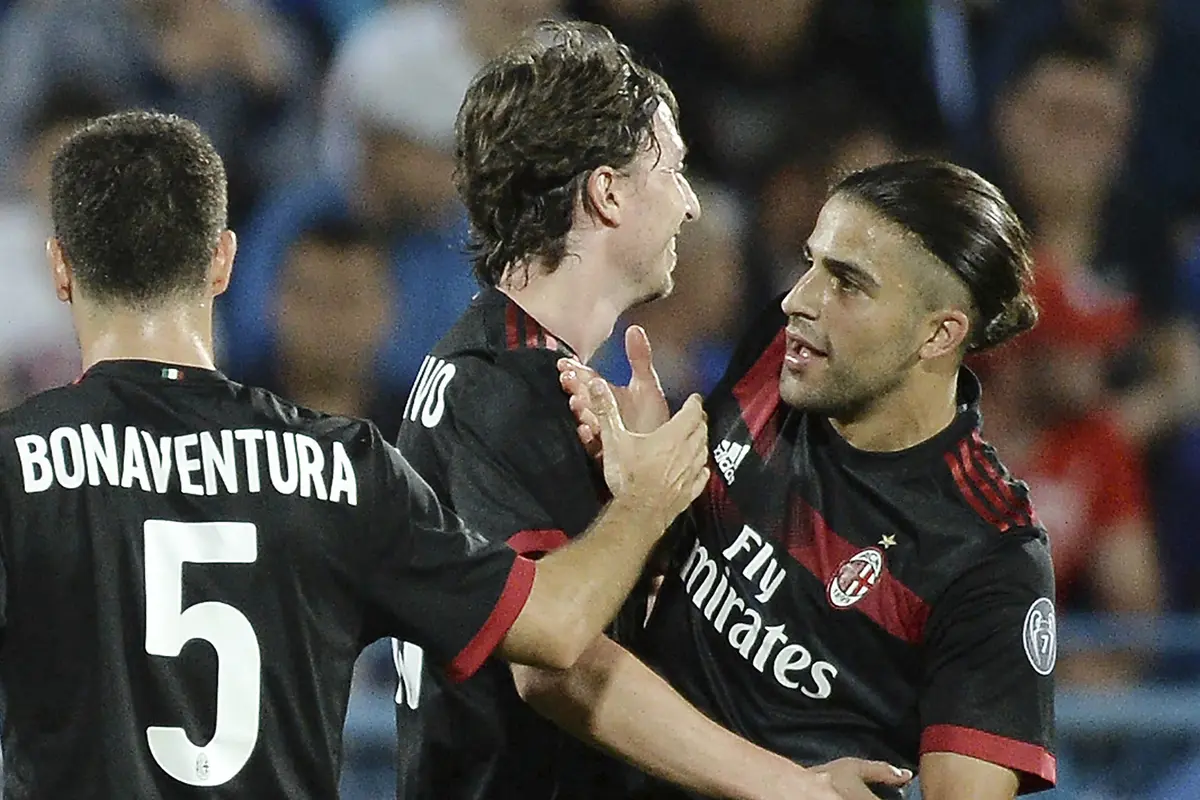 Bek AC Milan, Ricardo Rodriguez (kanan), rayakan gol ke gawang Craiova pada kualifikasi Liga Europa. (AP/Alexandru Dobre)