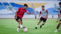 Dedik Setiawan dibayangi Iksan lestaluhu dalam sesi latihan arema di Stadion Kanjuruhan.