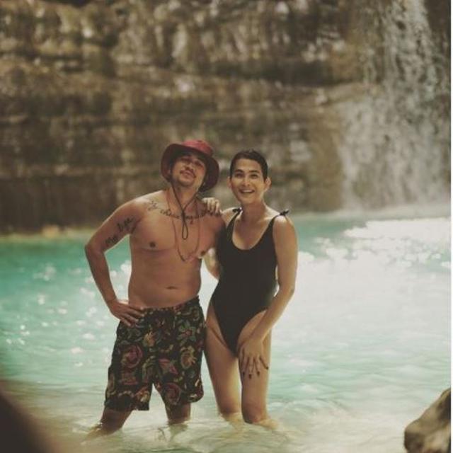 Penampilan Oscar Lawalata Pakai Bikini Jadi Sorotan Warganet