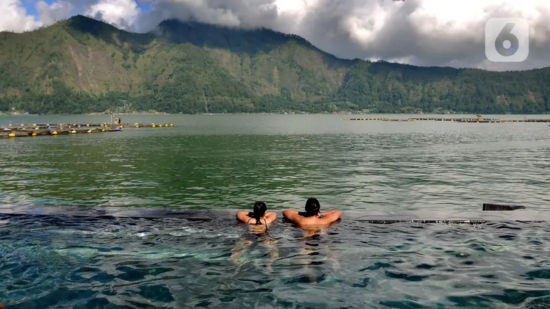 Berendam Air Panas di Tepi Danau Batur