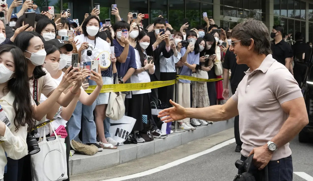 Aktor Tom Cruise disambut oleh para penggemarnya saat tiba untuk mempromosikan film terbarunya 'Top Gun: Maverick' di Bandara Gimpo di Seoul, Korea Selatan, Jumat (17/6/2022). Ini menandai kunjungannya yang ke-10 ke Korea Selatan sejak yang pertama pada tahun 1994 untuk mempromosikan "Interview with the Vampire." (AP Photo/Ahn Young-joon)