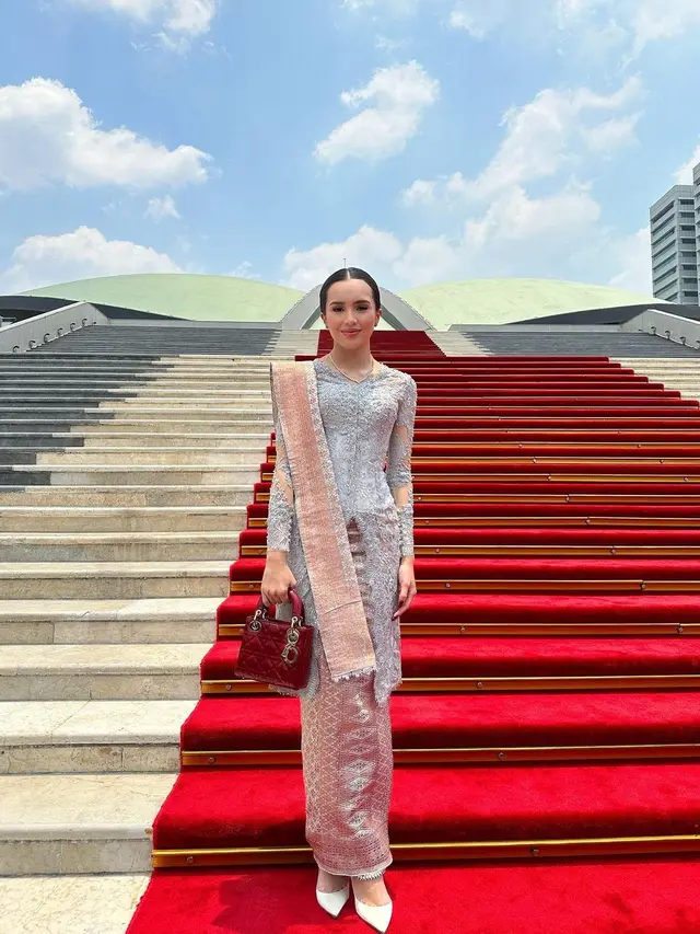 6 Gaya Elegan Beby Tsabina Dampingi Suami Dilantik Jadi Anggota DPR, Tampil Mahal Khas Ibu Pejabat dengan Tas Dior Rp110jutaan