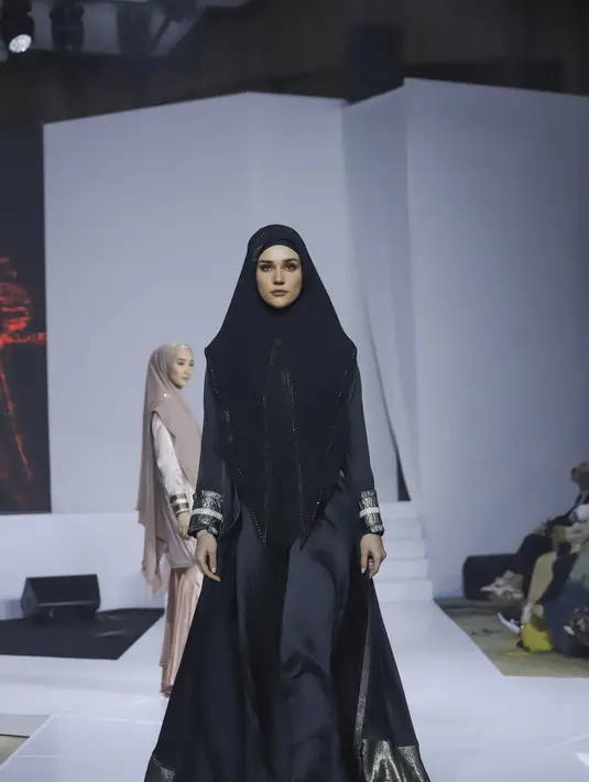 Aksen ruffle silk yang didominasi aplikasi kristal dan renda tampil romantis dan mewah. [@JFT2023]