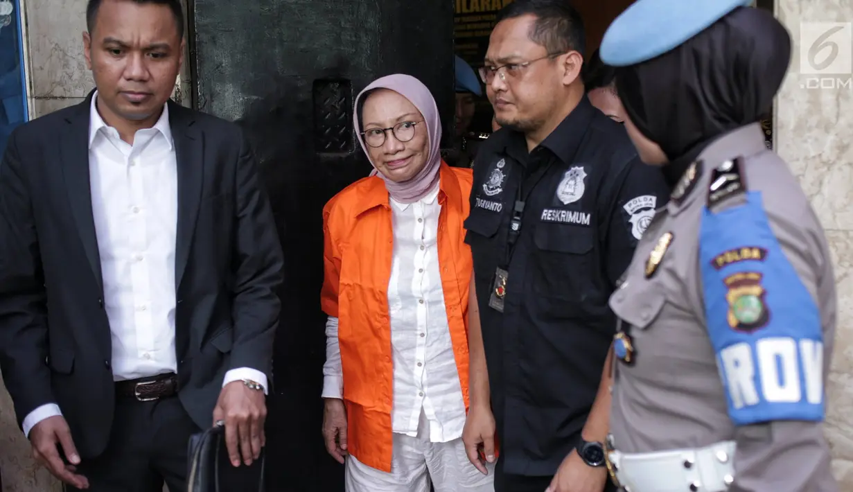 Tersangka kasus dugaan penyebaran berita hoaks, Ratna Sarumpaet bersiap diserahkan ke Kejari Jaksel dari Polda Metro Jaya, Kamis (31/1). Penyidik menyerahkan Ratna Sarumpaet dan barang bukti karena berkasnya sudah lengkap. (Liputan6.com/Faizal Fanani)