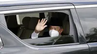 Perdana Menteri Malaysia Muhyiddin Yassin melambai dari mobil saat memasuki Istana Nasional untuk bertemu dengan raja di Kuala Lumpur, Malaysia, Senin (16/8/2021). Muhyiddin Yassin mundur dari jabatannya sebagai Perdana Menteri Malaysia. (AP Photo/FL Wong)