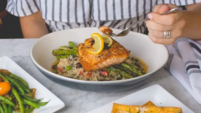 Makan malam/copyright Unsplash.com/Travis Yewell