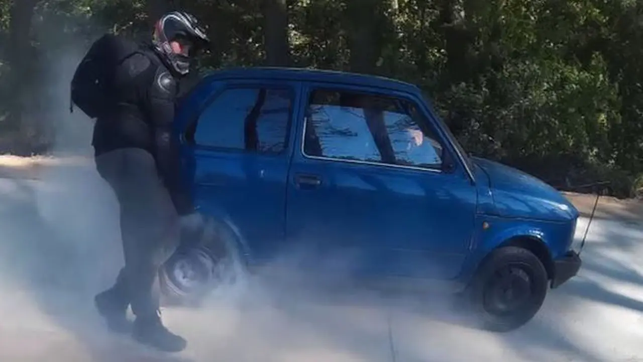 Begini Cara Repot Bikin Burnout Pakai Mobil Mungil