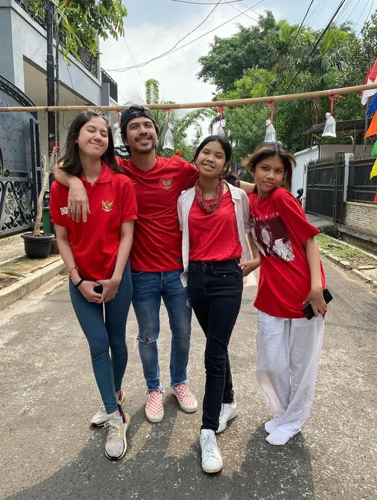 Kyra Wahab memiliki dua orang adik yang semuanya perempuan, yaitu Sabine dan Jaimie. (FOTO: instagram.com/ariyowahab/)