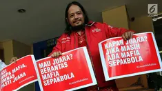 Perwakilan Indonesia Football Community menunjukkan pamflet sebelum audiensi dengan Satgas Anti Mafia Bola di Polda Metro Jaya, Jakarta, Jumat (28/12). Indonesia Football Community mendukung Polri memberantas mafia bola. (Liputan6.com/JohanTallo)