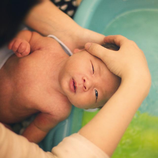 Cara Benar Dan Aman Membersihkan Telinga Bayi Usia 0 6 Bulan