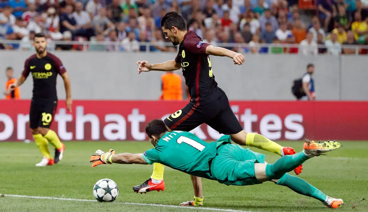 Aksi pemain Manchester City, Nolito saat mencoba melewati hadangan Kiper Steaua Bucharest, Florin Nita dalam play-off pertama Liga Champions di Arena Nationala, Selasa (16/8).  Man City mencukur Steaua Bucharest 5-0. (REUTERS)