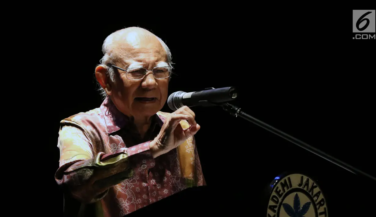 Ketua Dewan Pertimbangan Presiden periode 2010-2014, Emil Salim saat menyampaikan Renungan Pancasila di Teater Kecil TIM, Jakarta, Selasa (7/8). STA Memorial Lecture rutin diadakan sejak 2005 lalu. (Liputan6.com/Helmi Fithriansyah)