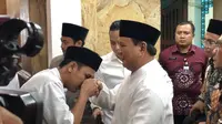 Menhan Prabowo Subianto membagikan santunan kepada anak yatim usai salat Jumat di kompleks Kementerian Pertahanan, Jakarta. (Ratu Annisaa Suryasumirat/Liputan6.com)