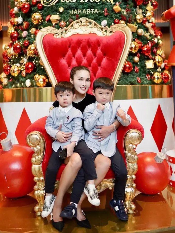 Sandra Dewi dan Chelsea Olivia pilih bantal yang nyaman agar kualitas tidur anak menjadi baik