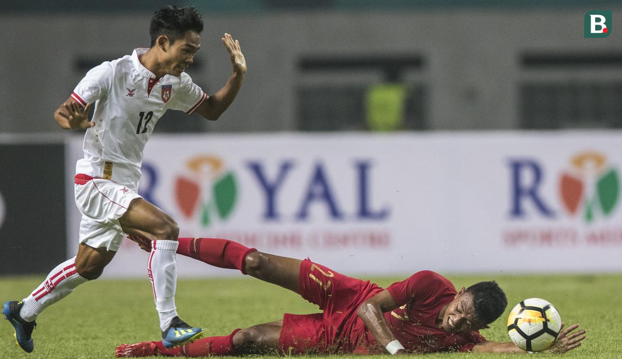 Striker Timnas Indonesia, Dedik Setiawan, terjatuh saat melawan Myanmar pada laga persahabatan di Stadion Wibawa Mukti, Jawa Barat, Rabu (10/10). Indonesia menang 3-0 atas Myanmar(Bola.com/Vitalis Yogi Trisna)