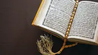 Ilustrasi Al-Qur'an. (Foto oleh ali burhan: https://www.pexels.com/id-id/foto/pola-agama-book-tradisional-7261977/)