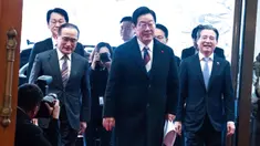 Presiden Korea Selatan Lee Jae Myung (tengah) saat tiba di kantor kepresidenan Cheong Wa Dae, atau Gedung Biru di Seoul, Senin, 29 Desember 2025. Seluruh fungsi kantor kepresidenan Korea Selatan sepenuhnya kembali ke Blue House yang bersejarah di Seoul atau yang dalam bahasa Korea dikenal sebagai Cheong Wa Dae. (Jeoon Heon-Kyun/Pool Photo via AP)
