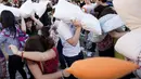 Hanya saja, ada satu peraturan tegas dalam acara yang digelar Urbart ini. Peserta yang memegang bantal tidak boleh menyerang siapapun yang tak membawa bantal (AFP PHOTO / BEN STANSALL).