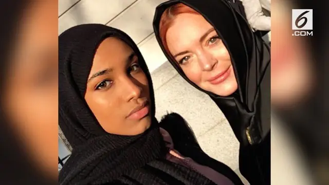 Lindsay Lohan mengenakan hijab saat menghadiri acara London Modest Fashion Week 2018.