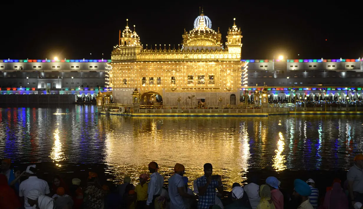 Pemandangan Kuil Emas di Amritsar saat acara peringatan ulang tahun ke 397 Guru Sikh Kesembilan, India (5/4). Mereka memperingati ulang tahun Guru Kesembilan atau Guru Tegh Bahadur. (AFP/Narinder Nanu)
