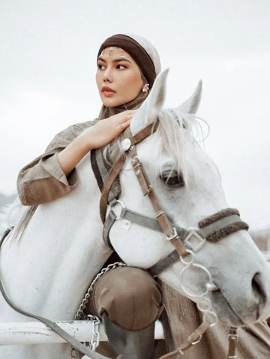 Hijab dan perhiasan kepala yang dikenakannya menambah pesona penampilan Dara Arafah. Tak hanya berkuda, Dara juga terlihat mencoba memanah, menambah kesan 'vibes perempuan zaman Rasulullah' seperti yang disebut beberapa netizen. (Liputan6.com/IG/@daraarafah)