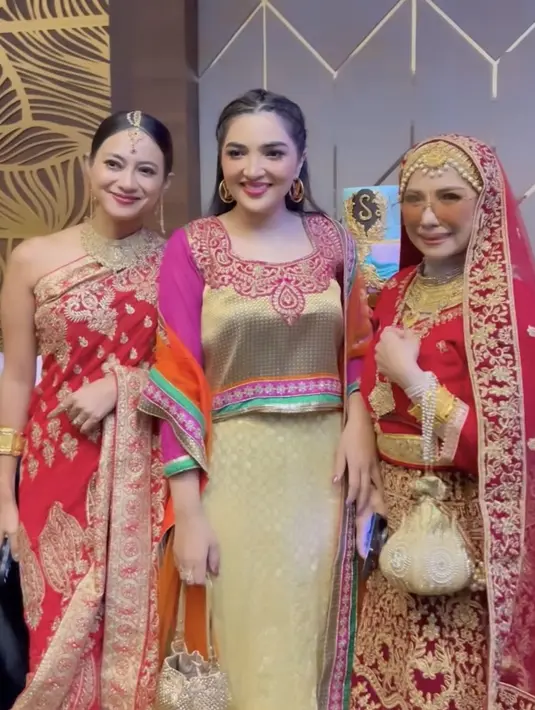 Ashanty tampil totalitas dengan baju khas Bollywoodnya, dengan atasan warna keemasan serasi dengan rok panjangnya. [@drgdevya]