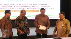 Dirut Bank BRI Asmawi Syam, Kepala SKK Migas Amien Sunaryadi, Dirut Bank BNI Ahmad Baequni serta Wakil Dirut Bank Mandiri Sulaiman A Arianto (ki-ka) saat menunjukkan dokumen nota kesepahaman kerjasama di Jakarta, (24/3). (Liputan6.com/Angga Yuniar)