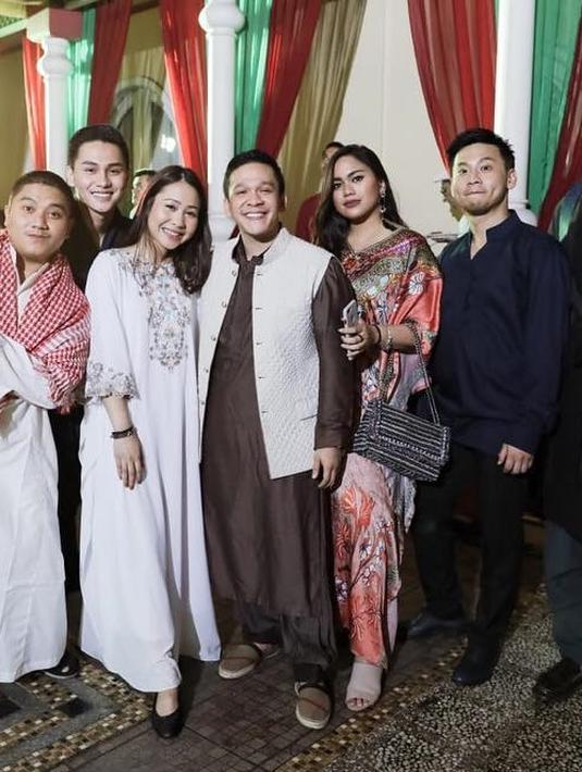 Tak hanya itu, Jordi juga pernah tampil dengan gaya yang lebih formal mengenakan kurta cokelat gelap dan rompi putih bertekstur. Kombinasi tersebut memberikan kesan rapi dan stylish, cocok untuk acara formal atau perayaan Ramadan. Pilihan outfitnya menunjukkan bahwa pakaian tradisional tetap bisa terlihat modern dan menawan.  (Liputan6.com/IG/@jordionsu)