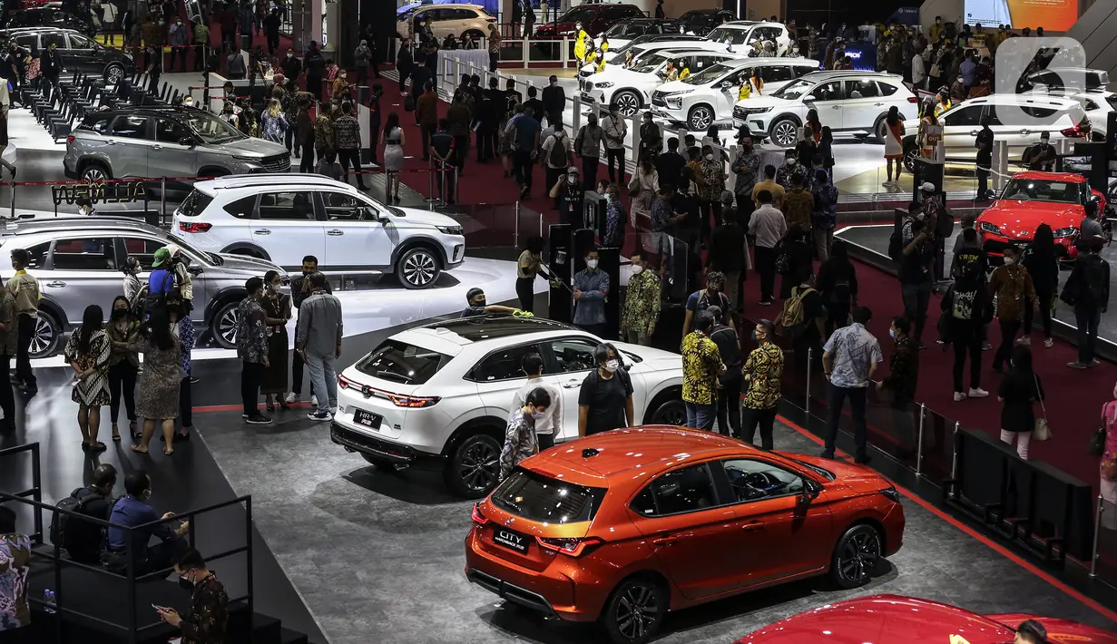 Suasana pameran otomotif Indonesia International Motor Show (IIMS) Hybrid 2022 di JIEXPO, Kemayoran Jakarta Pusat, Kamis (31/3/2022). Pameran yang resmi dibuka hari ini digelar selama dua pekan ke depan. (Liputan6.com/Johan Tallo)