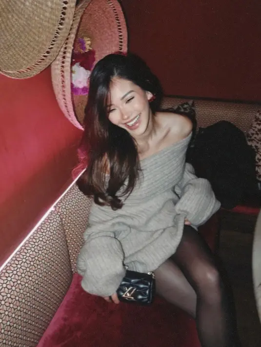 Cantiknya Alyssa Daguise dengan off-the-shoulder knitted dress cokelat. [Foto: Instagram/alyssadaguise]