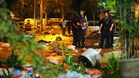 Polisi anti huru hara menutup area di Race Course Road Singapura pada Minggu 8 Desember 2013 untuk menjaga ketertiban usai kerusuhan di lingkungan Little India.18 orang terluka. (Xinhua/Then Chih Wey)