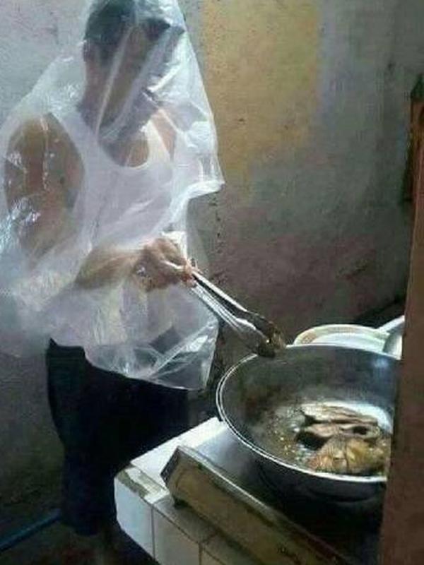 momen kocak pria memasak (foto: brilio)