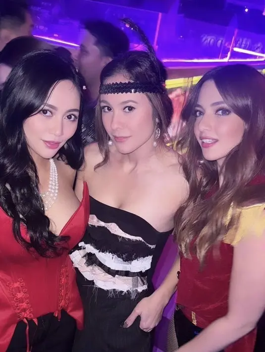 <p>Rachel Vennya tampil dengan korset merah maroon dipadukan bawahan hitam. Ibu dua anak ini juga mengenakan kalung mutiara. [@rachelvennya]</p>