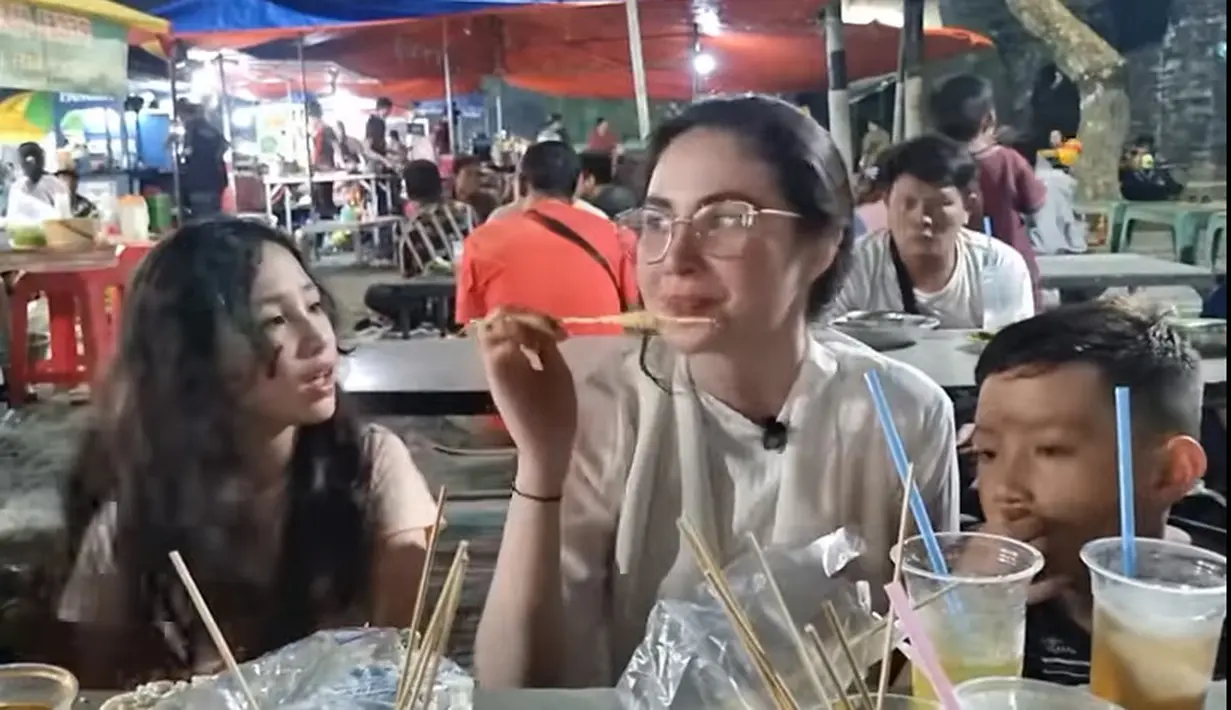 <p>Selesai makan nasi, lanjut jajanan yang tak boleh terlewatkkan. Yaitu telor gulung. Istri orang nomor dua Jawa Timur itu tampak santai menikmati kuliner di pasar malam bersama anak-anak dan ART-nya. [Youtube/Arumi Bachsin]</p>