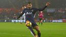 Aksi penyerang Tottenham Hotspur, Fernando Llorente melakukan kontrol bola saat diadang pemain Swansea City pada lanjutan Premier League di The Liberty Stadium, Swansea, (2/1/2018). Tottenham menang 2-0. (AFP/Geoff Caddick)