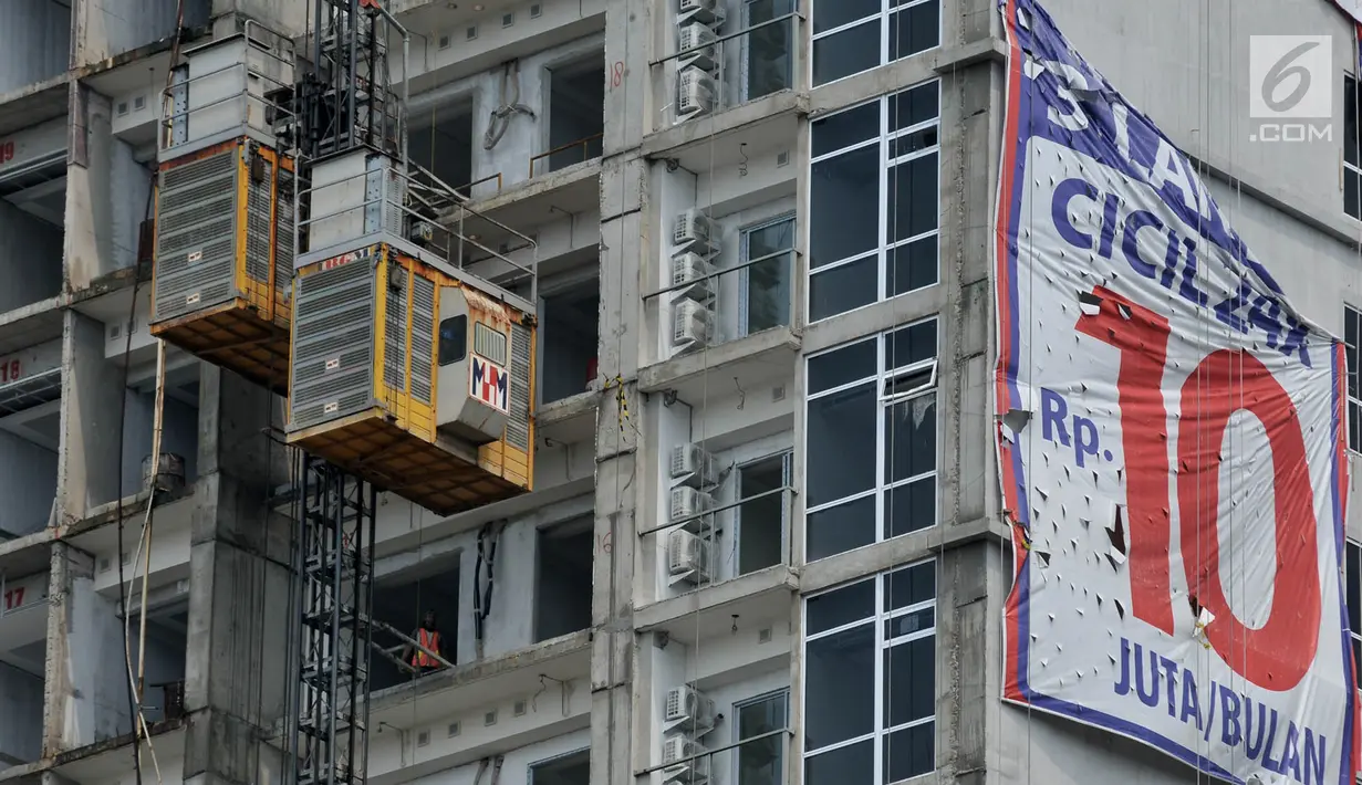 Aktivitas pekerja menggunakan elevator menyelesaikan pembangunan apartemen atau hunian vertikal di Jakarta, Selasa (16/4). Data Colliers International mencatat pada kuartal I-2019 tambahan pasokan apartemen sebanyak 1.847 unit. (merdeka.com/Iqbal S. Nugroho)