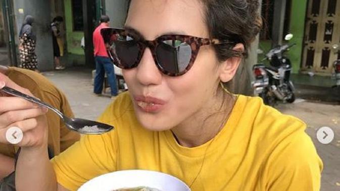 Pevita Pearce sedang menikmati semangkuk dawet di Yogyakarta (Dok.Instagram/@pevpearce/https://www.instagram.com/p/B5HHZrspy0V/Komarudin)