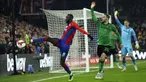Pemain Crystal Palace Cheikhou Kouyate (kiri) gagal mengontrol bola saat melawan Stoke City pada pertandingan putaran kelima Piala FA di Selhurst Park, London, Inggris, 1 Maret 2022. Crystal Palace menang 2-1. (AP Photo/Ian Walton)