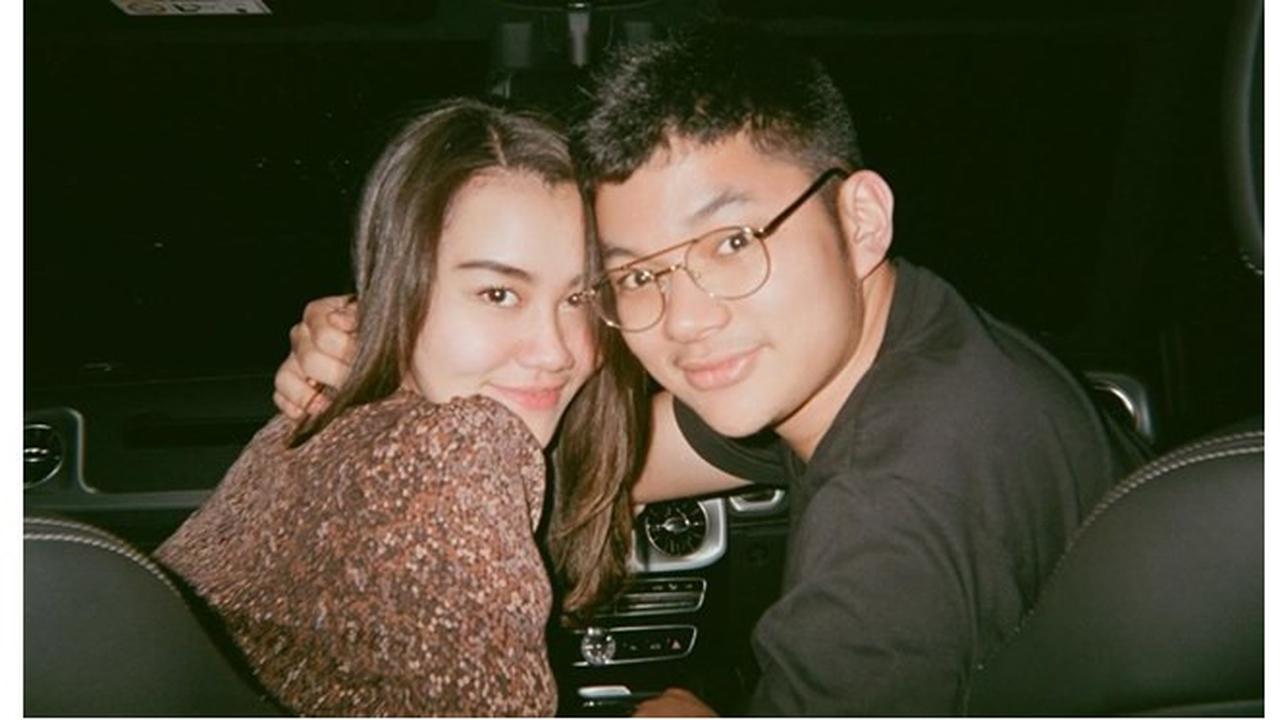 Go Public, Ini 6 Potret Mesra Aaliyah Massaid dan Kekasih