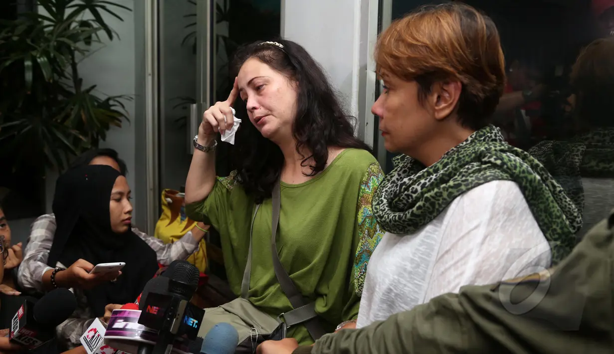 Istri James Sahertian, Roweina dan kakak James Sahertian, Debby Sahertian memberikan keterangan kepada wartawan terkait kronologi meninggalnya James Sahertian, Rumah Duka RSPP Jakarta Selatan, Senin (13/4/2015). (Liputan6.com/Faisal R Syam)