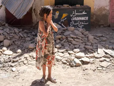 Seorang anak bereaksi setelah memeriksa kerusakan akibat gempa bumi di kotanya Amizmiz, dekat Marrakesh, Maroko, Minggu (10/9/2023). TV pemerintah mengumumkan bahwa jumlah korban tewas akibat gempa Maroko meningkat menjadi 2.122 orang dan 2.421 lainnya terluka. (AP Photo/Mosa'ab Elshamy)