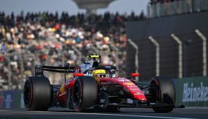 Pembalap Ferrari asal Inggris, Lewis Hamilton, melaju selama sesi kualifikasi sprint menjelang Grand Prix Formula Satu China di Sirkuit Internasional Shanghai di Shanghai pada 13 Maret 2026. (GREG BAKER/AFP)