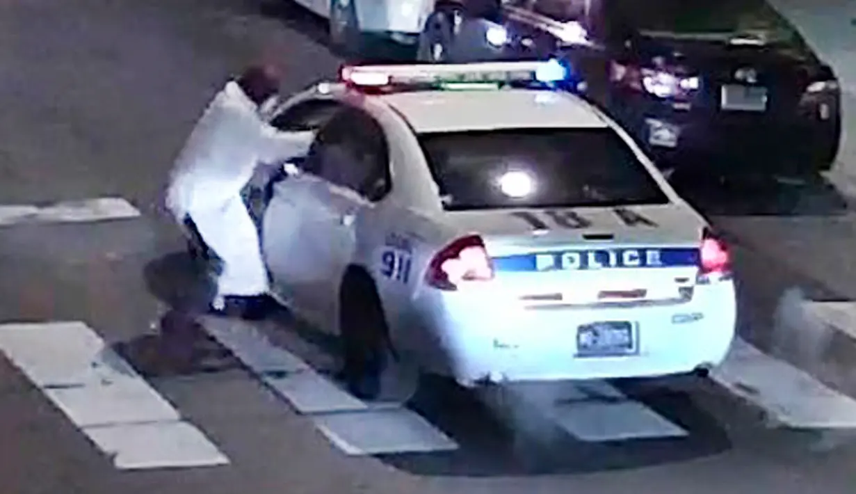 Pria bersenjata menembakan kearah mobil seorang petugas polisi Jesse Hartnett yang sedang berpatroli pada jam malam di Philadelphia, Pennsylvania, USA (8/1). Paluku diduka merupakan dari kelompok militan ISIS. (REUTERS/Philadelphia Police Department)