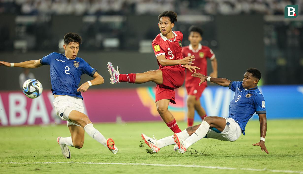 <p>Pemain Timnas Indonesia U-17, Achmad Zidan (tengah) melepaskan tendangan di antara dua pemain Timnas Ekuador U-17 pada laga pertama Grup A Piala Dunia U-17 di Stadion Gelora Bung Tomo, Surabaya, Jumat (10/11/2023) malam WIB. (Bola.com/Bagaskara Lazuardi)</p>