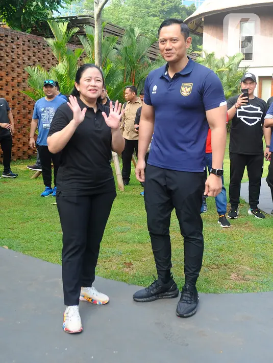 Pertemuan keduanya tampak cair, baik AHY maupun Puan terlihat tertawa bersama saat melakukan sesi foto. (merdeka.com/ Arie Basuki)