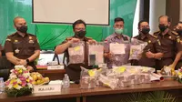 Kejari Kota Depok memperlihatkan barang bukti berupa uang hasil dari penyitaan pencucian uang pelaku narkoba. (Liputan6.com/Dicky Agung Prihanto).