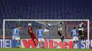 Kiper Napoli, Alex Meret, menangkap bola saat melawan Juventus pada laga Coppa Italia di Stadion Olympic, Roma, Rabu (17/6/2020). Napoli menjadi juara setelah berhasil menang lewat adu penalti atas Juventus dengan skor 4-2.(AP/Andrew Medichini)