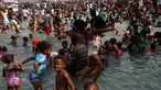 Sejumlah bocah asyik bermain di pantai saat liburan awal Tahun Baru 2017 di sebuah pantai di Durban, Afrika Selatan (1/1). (REUTERS/Rogan Ward)