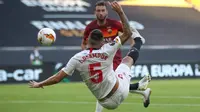 Gelandang Sevilla, Lucas Ocampos melakukan tendangan salto saat menghadapi AS Roma pada babak 16 besar Liga Europa di Stadion Schauinsland-Reisen-Arena, Kamis (6/8/2020). Sevilla lolos ke perempat final setelah mengandaskan AS Roma dengan skor 2-0. (Friedemann Vogel/Pool Photo via AP)