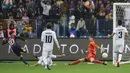 Pemain Barcelona, Gavi (kiri) berhasil mencetak gol pertama ke gawang Real Madrid yang dijaga Thibaut Courtois dalam pertandingan Supercopa de Espana di King Fahd Stadium, Arab Saudi, Senin (16/1/2023) WIB. (AFP/Guiseppe Cacace)
